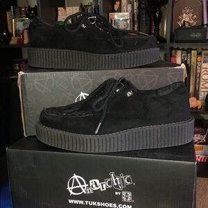 T.U.K Unisex Black Suede Creepers. Like new, mens size 6 woman size 8.